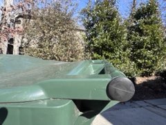 Lid sits level with the handle