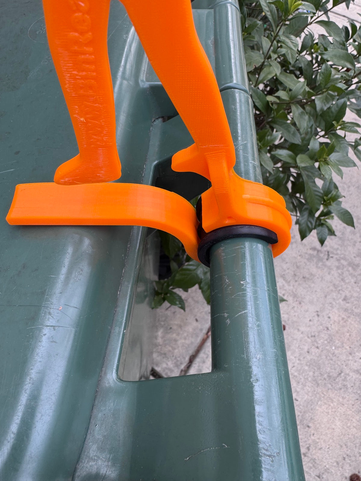 Close-up of the orange cuff seated on the hinge bar